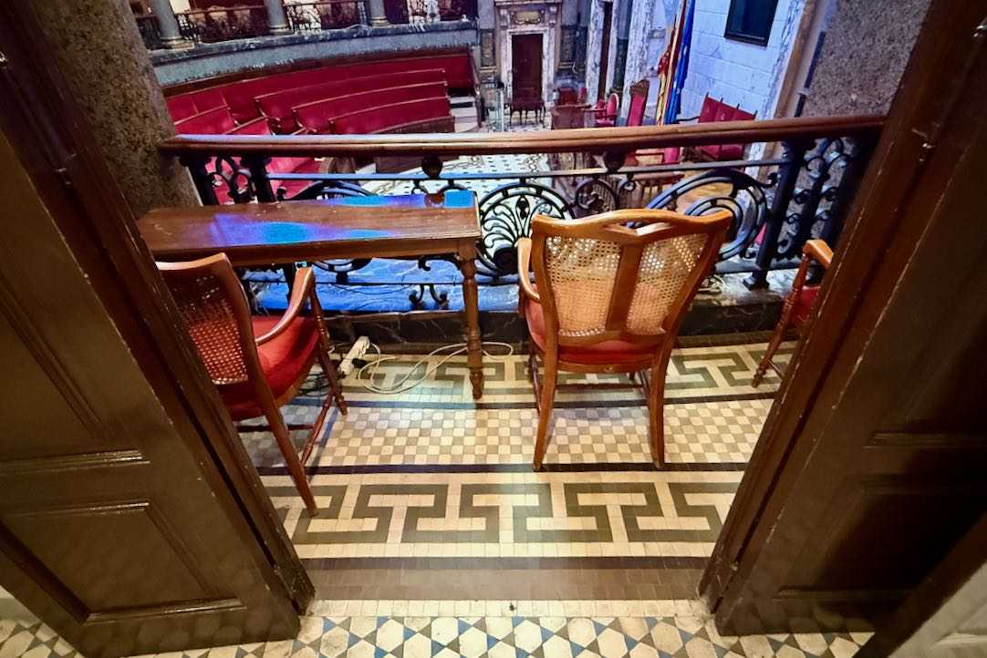 Visita del público general. Pasillo hacia palcos. No accesible para PMR.