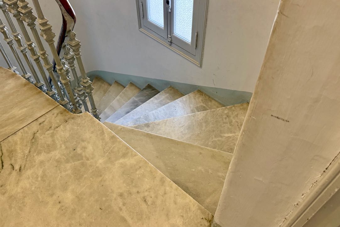 Acceso al Hemiciclo del público general. Escalera. No accesible para las PMR.