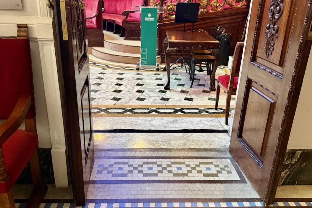 Itinerario accesible para las PMR. Puerta del Hemiciclo 