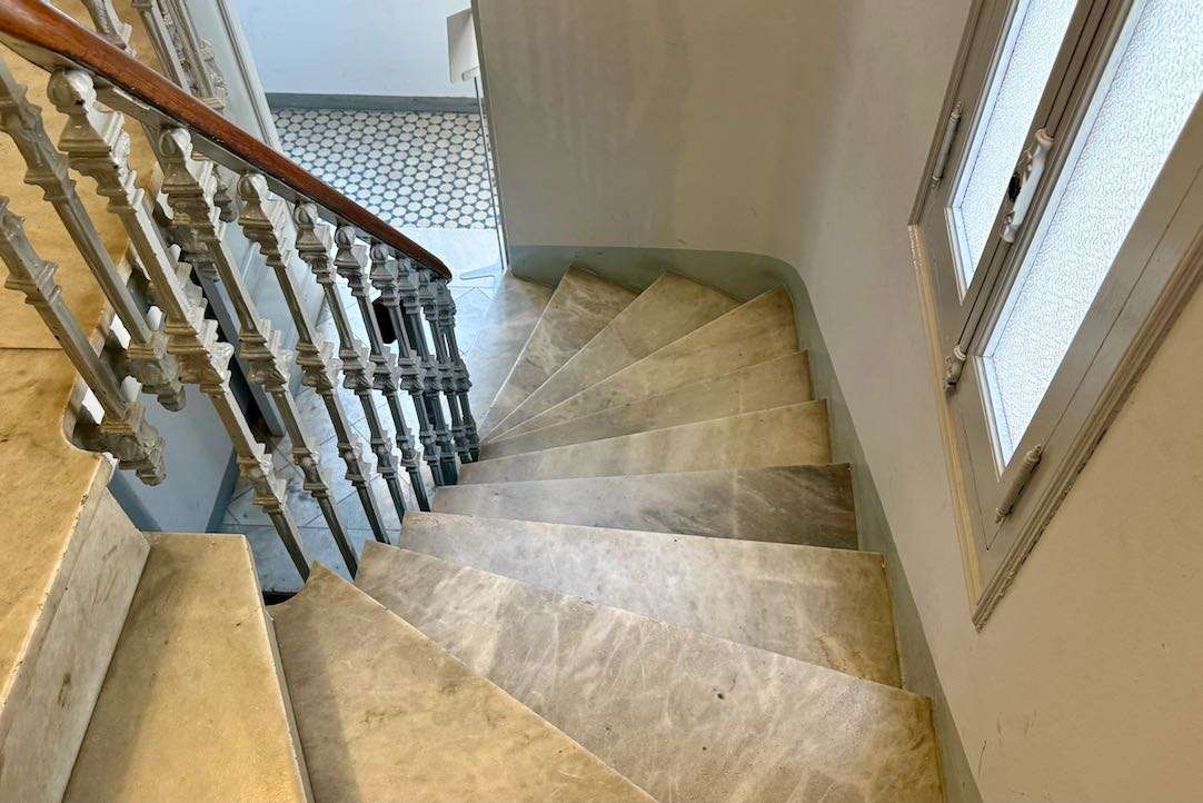 Acceso al Hemiciclo del público general. Escalera. No accesible para las PMR.