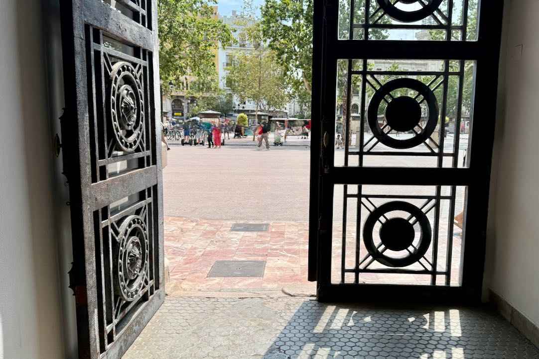 Acceso por la puerta de bomberos