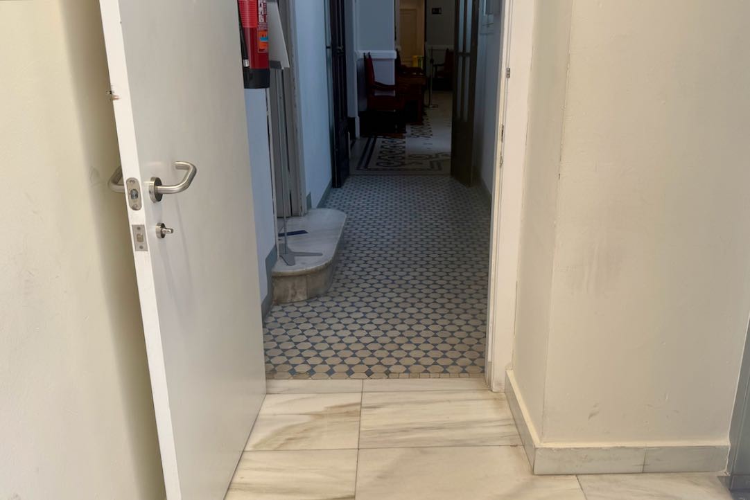 Pasillo de acceso / Puerta de acceso al vestíbulo de acceso a los aseos y las taquillas