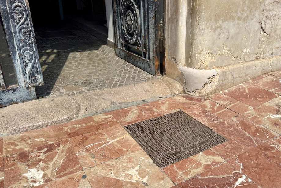 Acceso alternativo para las PMR. Antigua puerta de bomberos