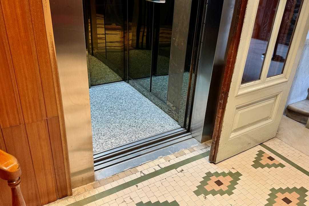 Interior del ascensor