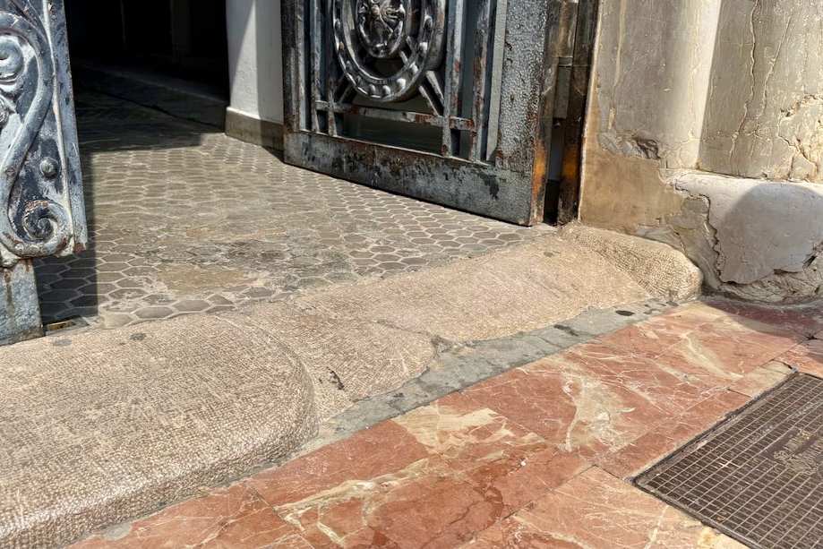 Acceso por la puerta de bomberos, rampa
