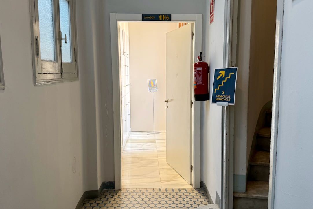 Pasillo de acceso / Puerta de acceso al vestíbulo de acceso a los aseos y a las taquillas