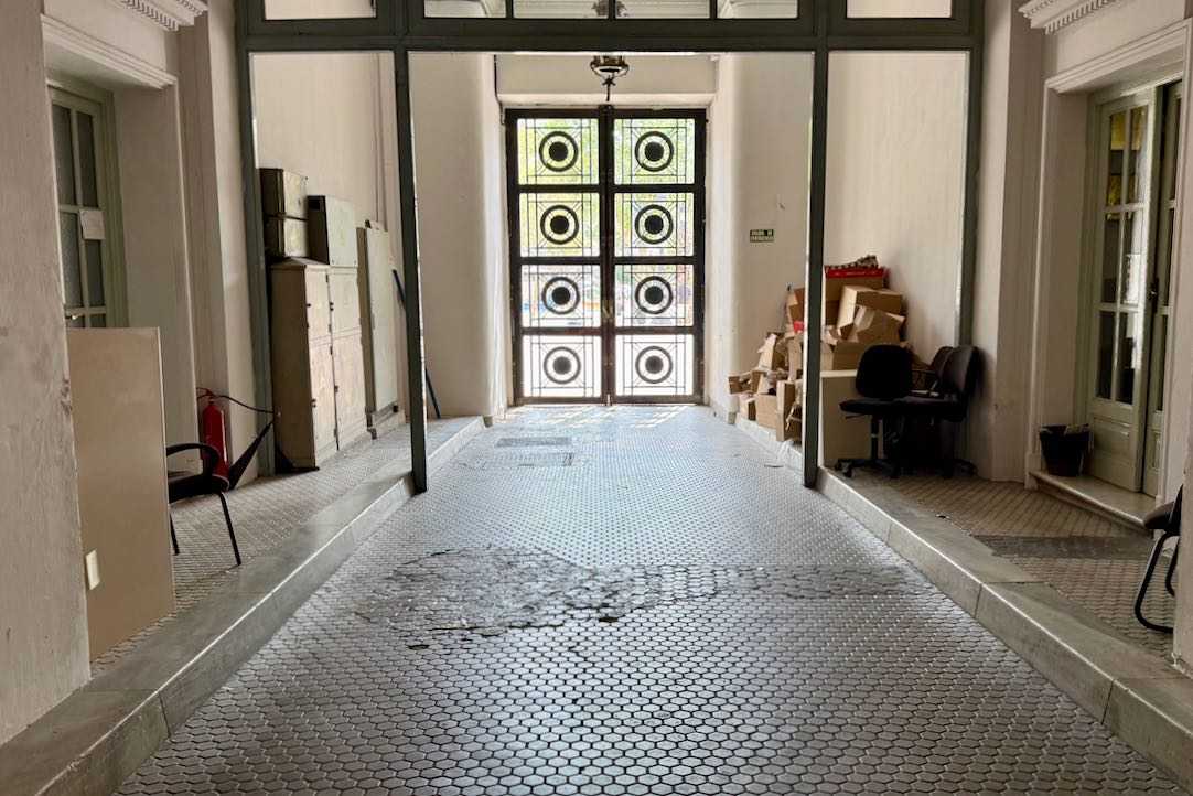 Acceso por la puerta de bomberos