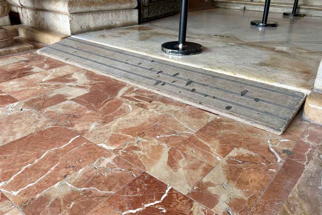 Puerta principal. Detalle de rampa