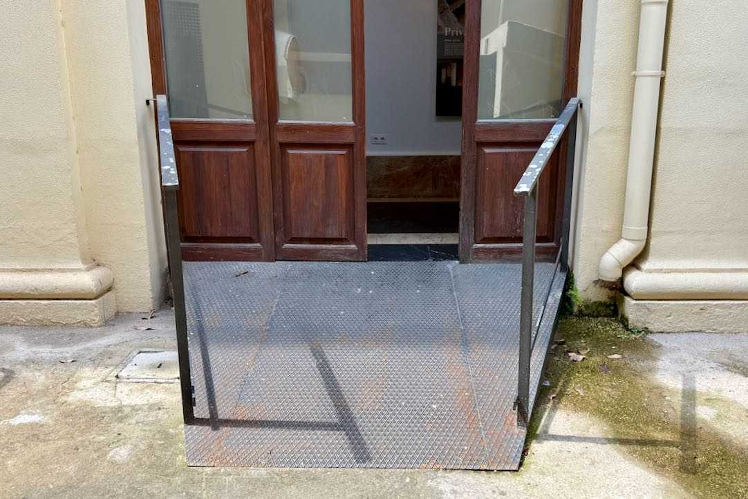 Puerta de acceso al patio
