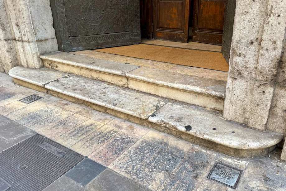 Acceso al Refugio, escalones