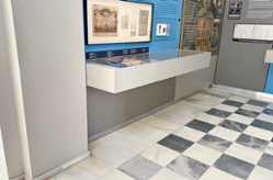 Planta baja, expositores de la Sala I