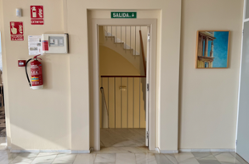 Acceso a la biblioteca desde la escalera
