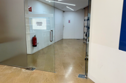 Puerta de acceso a las consignas
