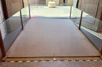 Rampa del acceso principal