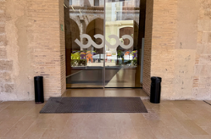 Puerta interior de acceso a claustros