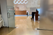 Puerta de acceso a las consignas