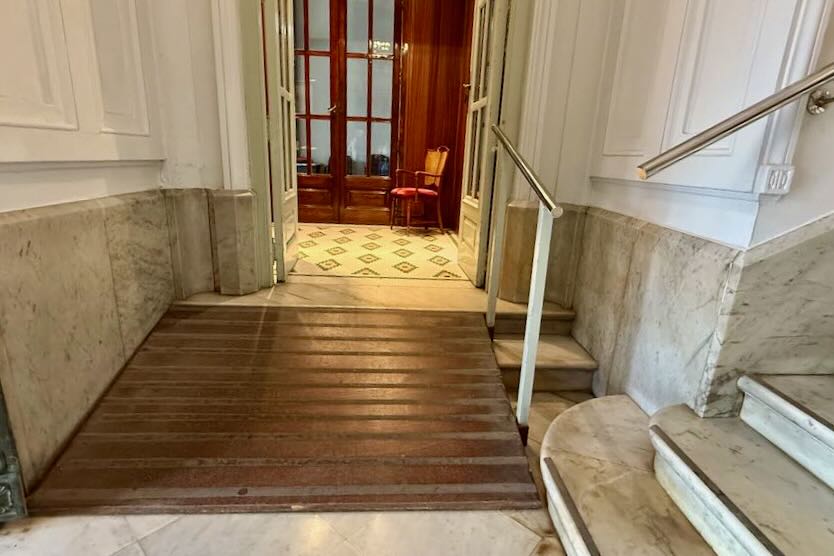 Acceso para las PMR (sillas de ruedas de tamaño pequeño). Rampa
