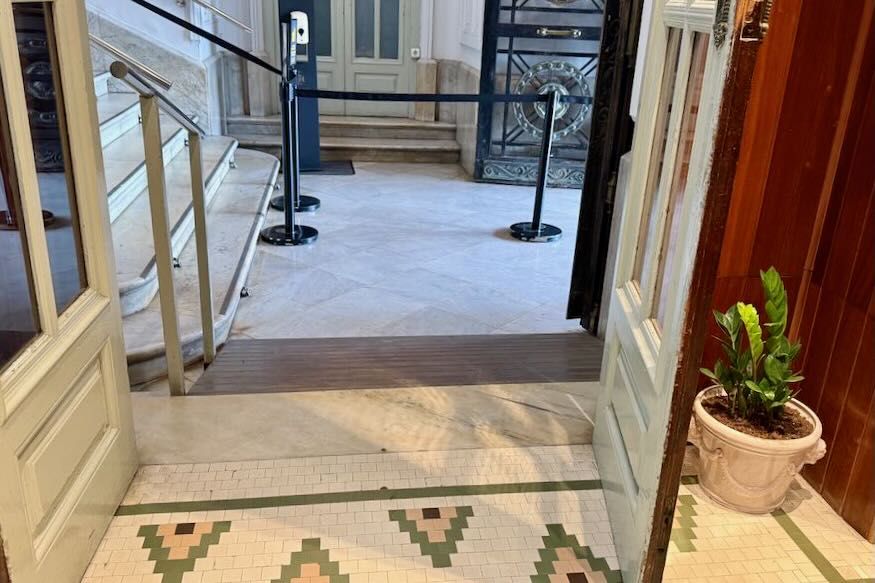 Acceso para las PMR (sillas de ruedas de tamaño pequeño). Rampa