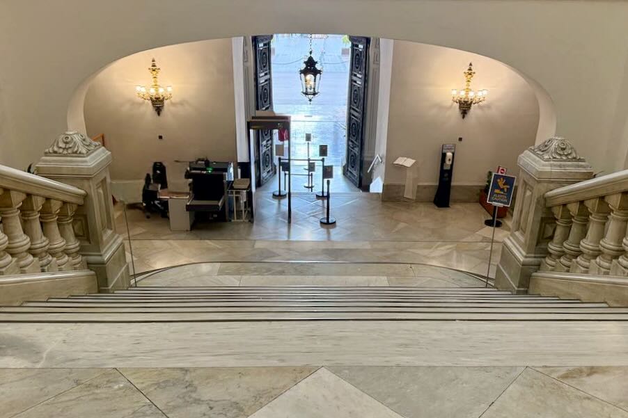 Acceso a la primera planta del público general. Escalera