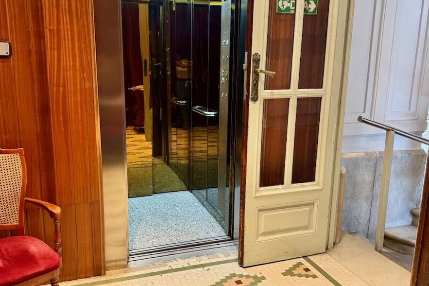 Acceso para las PMR (sillas de ruedas tamaño pequeño). Ascensor