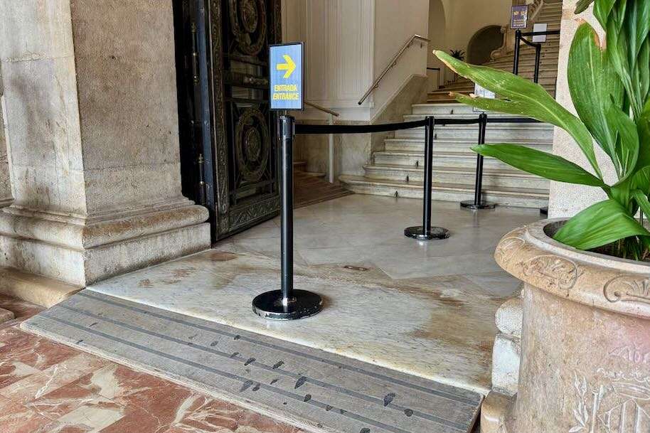 Puerta principal. Detalle de rampa