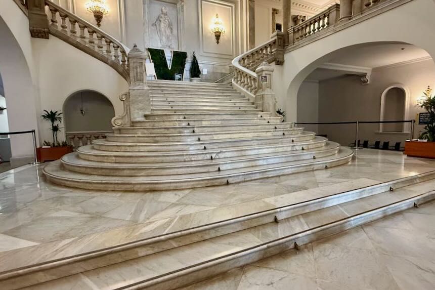 Acceso a la primera planta del público general. Escalera