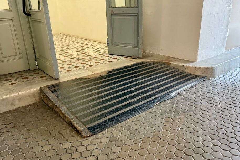 Itinerario accesible para PMR desde Antigua puerta de bomberos. Rampa