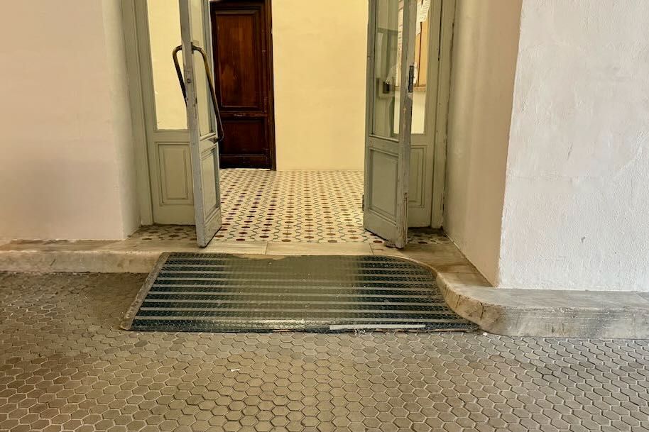 Itinerario accesible para PMR desde Antigua puerta de bomberos. Puerta interior