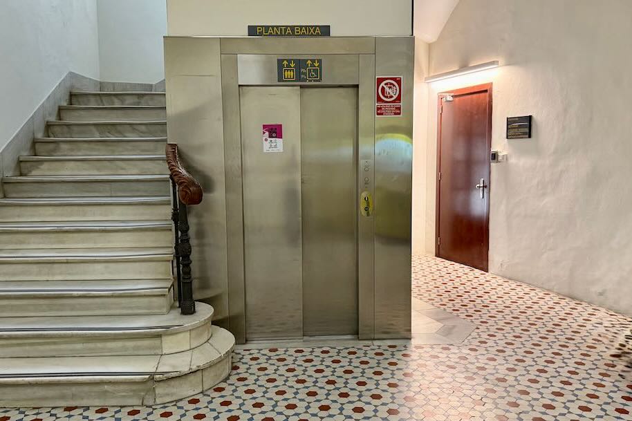 Itinerario accesible para PMR desde Antigua puerta de bomberos. Ascensor
