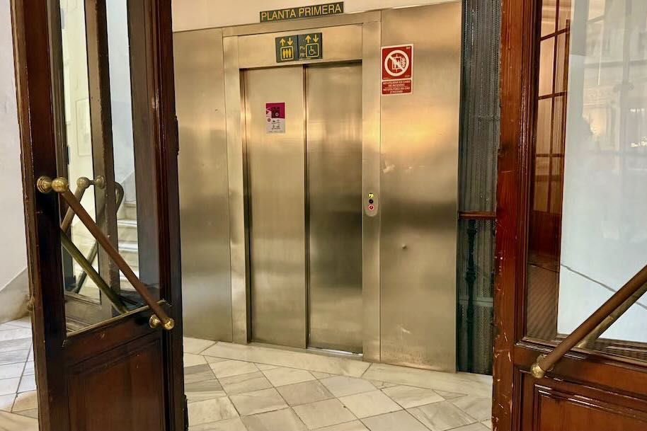 Itinerario accesible para PMR desde Antigua puerta de bomberos. Ascensor