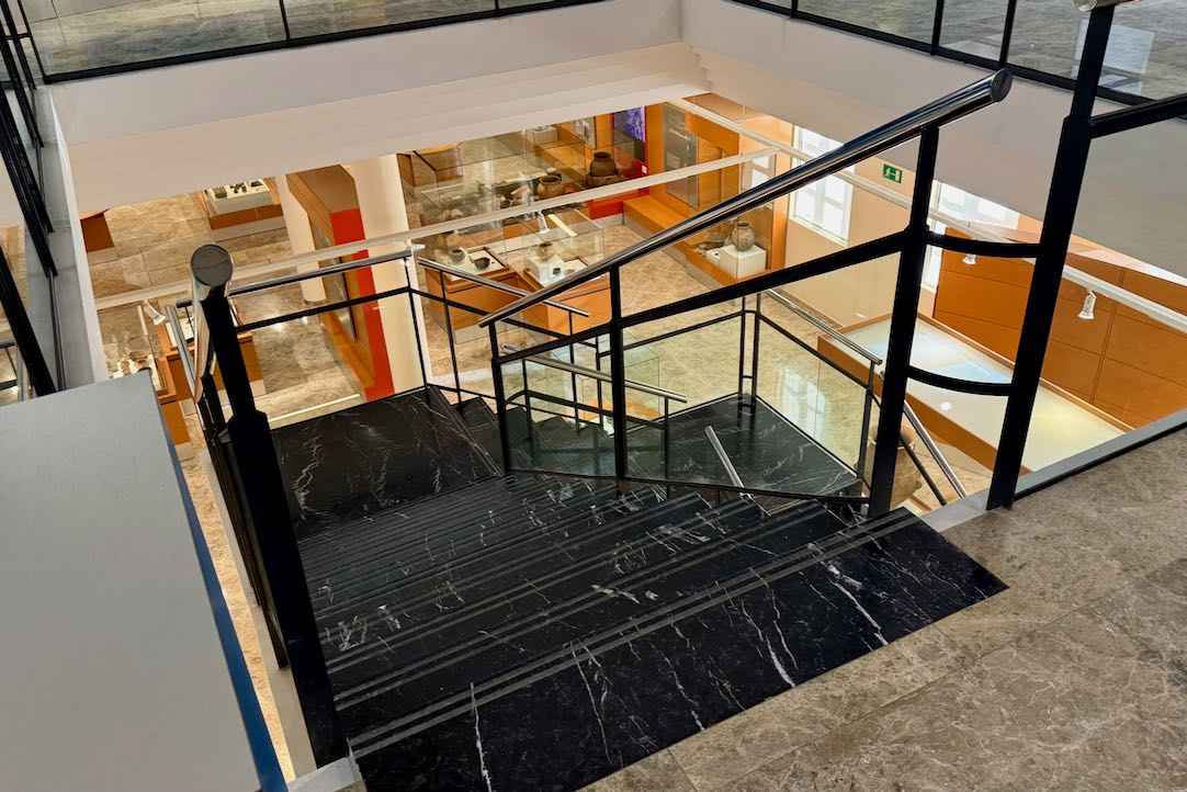 Escalera Exposiciones