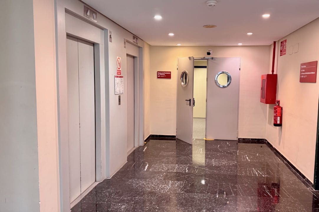 Acceso ascensores desde planta baja