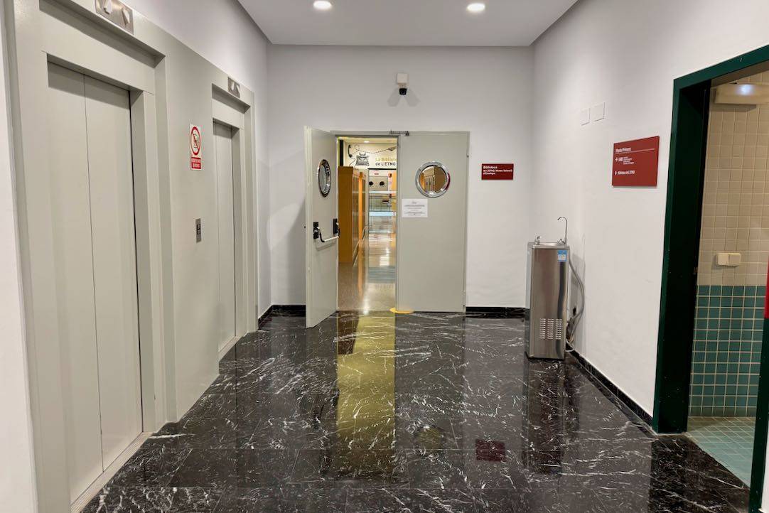 Salida de ascensores en Biblioteca de l'Etno, primera planta