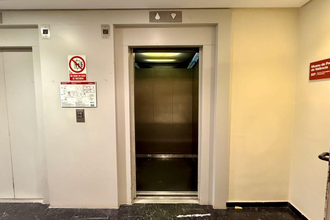Ascensor de acceso a Bibliotecas