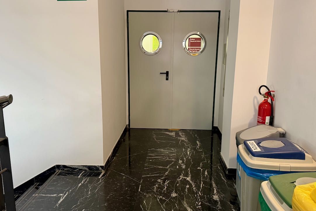 Puerta de entrada y salida de escalera