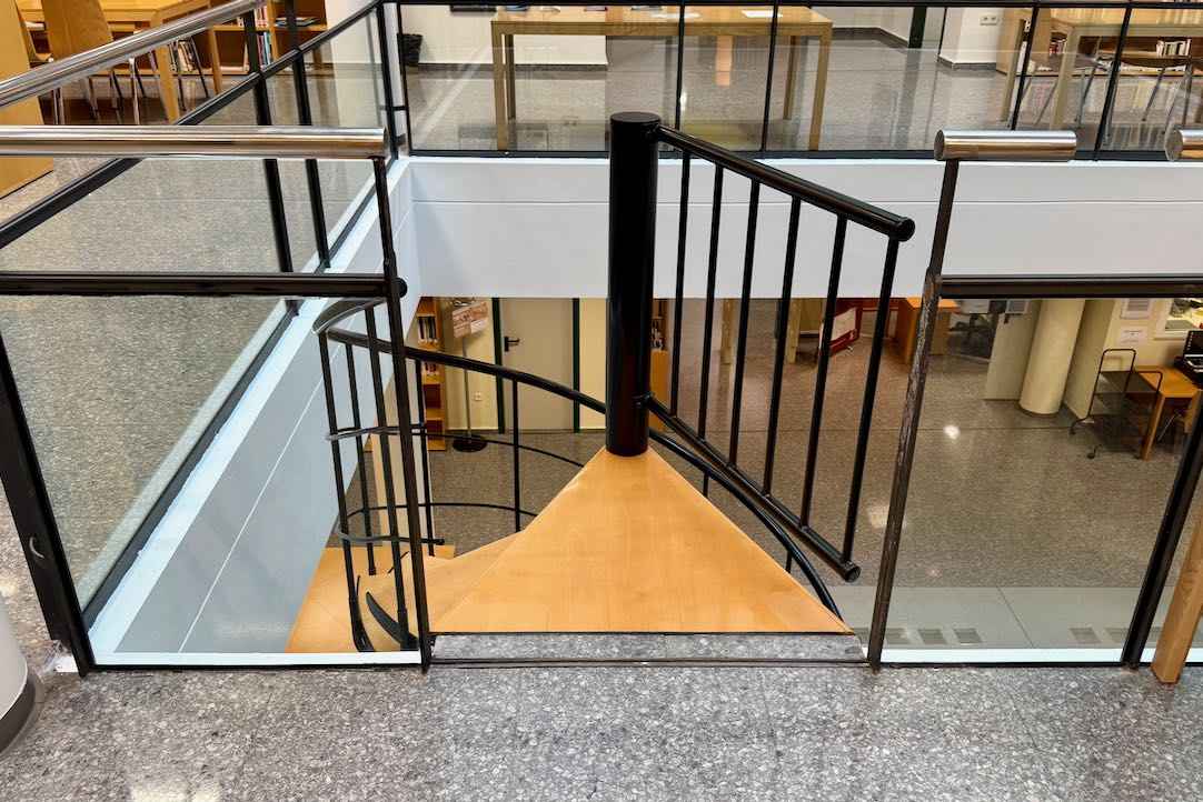 Escalera entre Bibliotecas