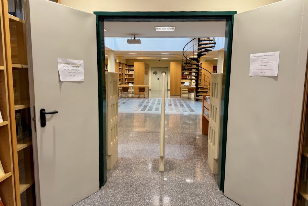 Acceso a la Biblioteca desde ascensor/escaleras