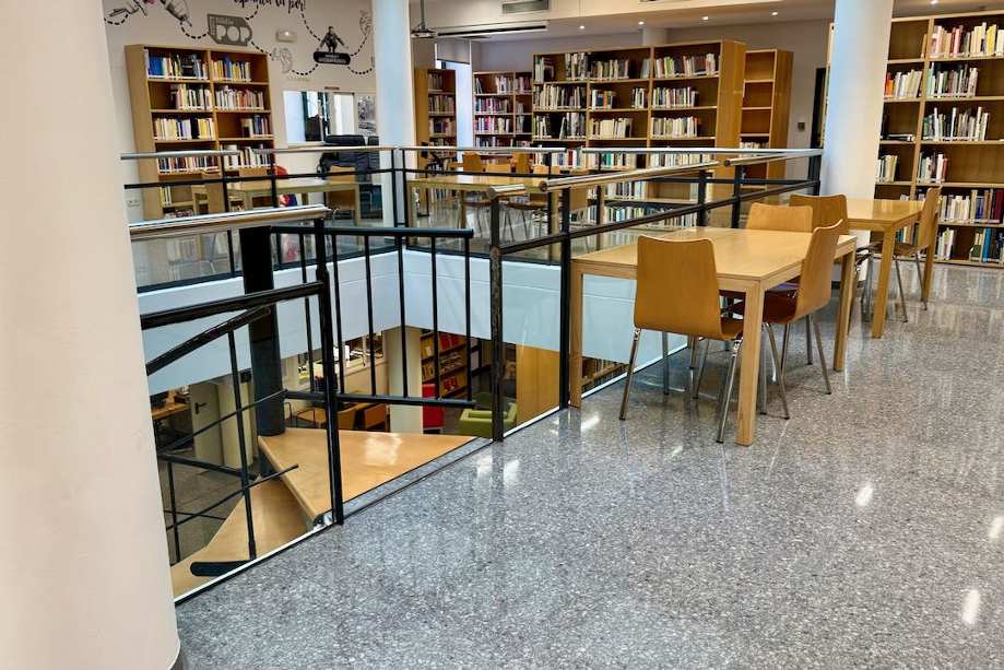 Escalera entre Bibliotecas