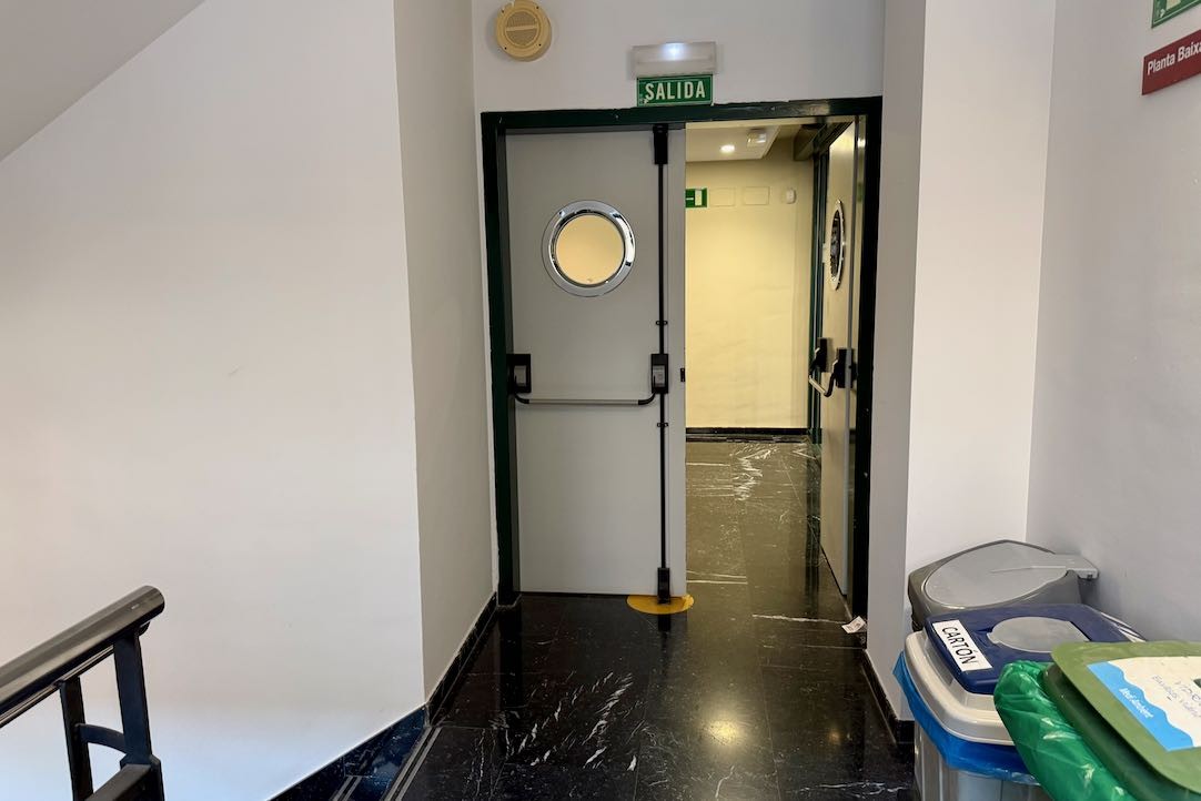 Puerta de entrada y salida de escalera