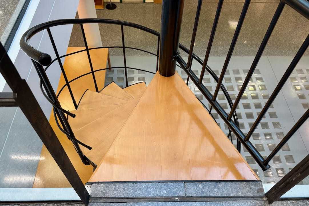 Escalera entre Bibliotecas
