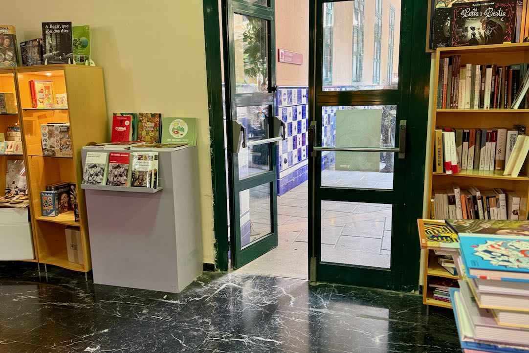 Acceso a tienda desde patios