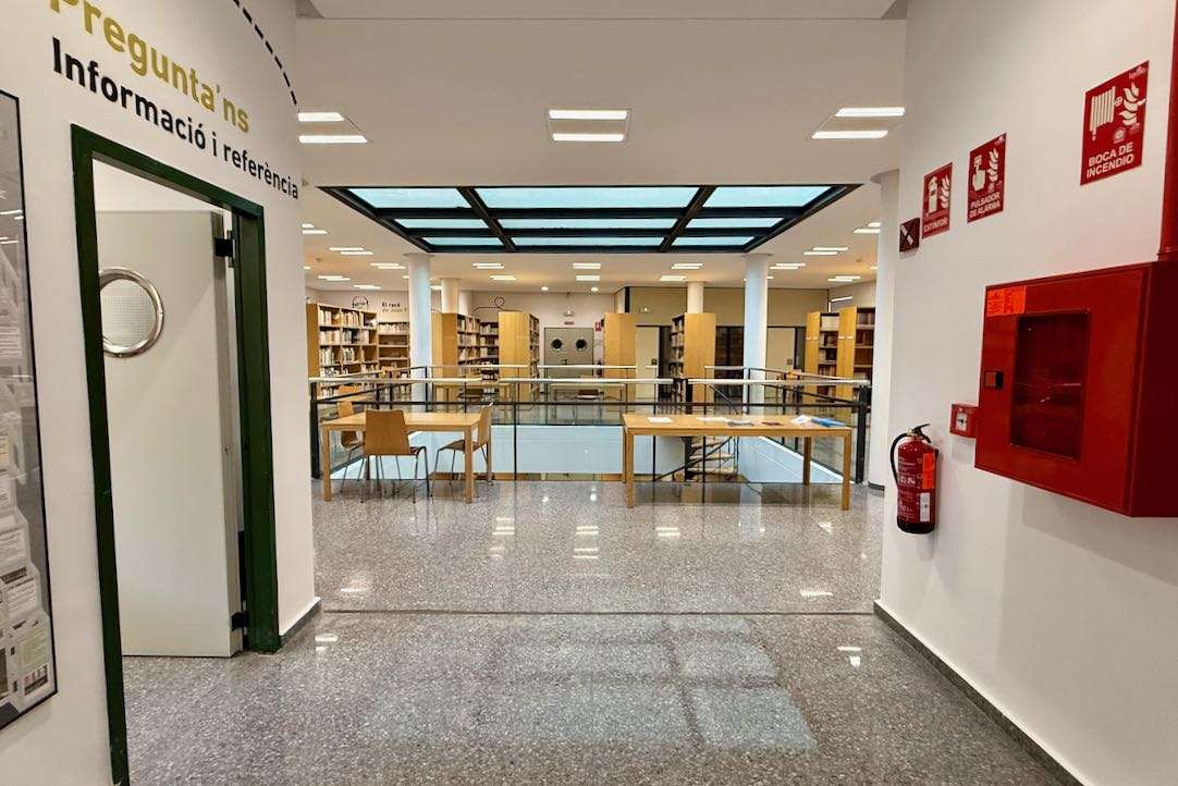 Acceso a la Biblioteca desde ascensor/escaleras