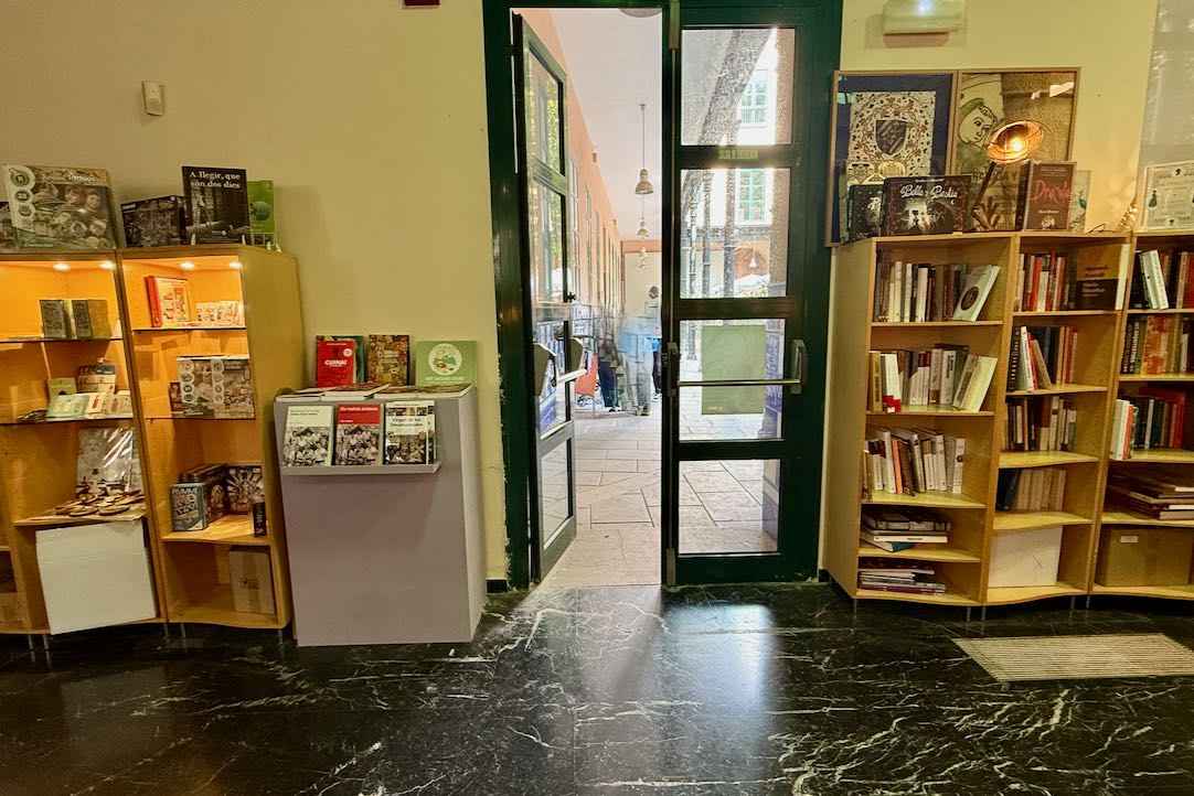 Acceso a tienda desde patios