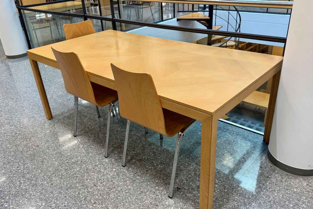 Mobiliario de la Biblioteca