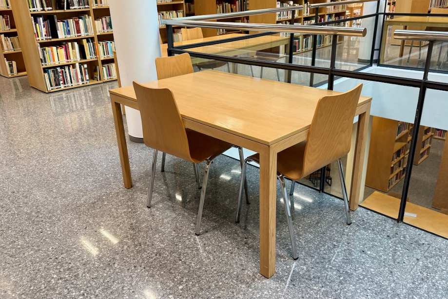 Mobiliario de la Biblioteca
