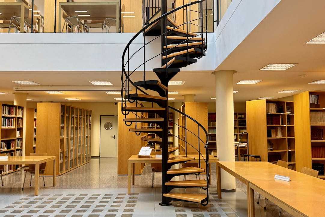 Escalera entre bibliotecas