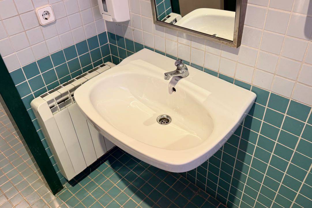 Aseo junto a Biblioteca, lavabo