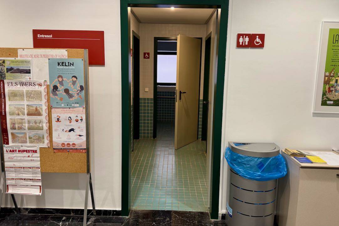 Lavabo al costat de Biblioteca, acceso