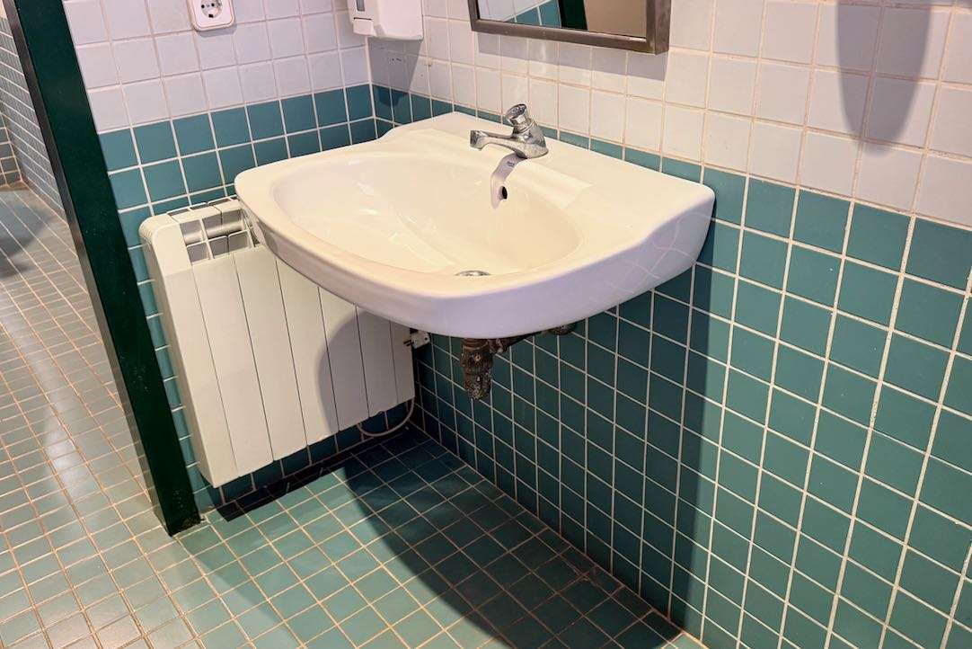 Aseo junto a Biblioteca, lavabo