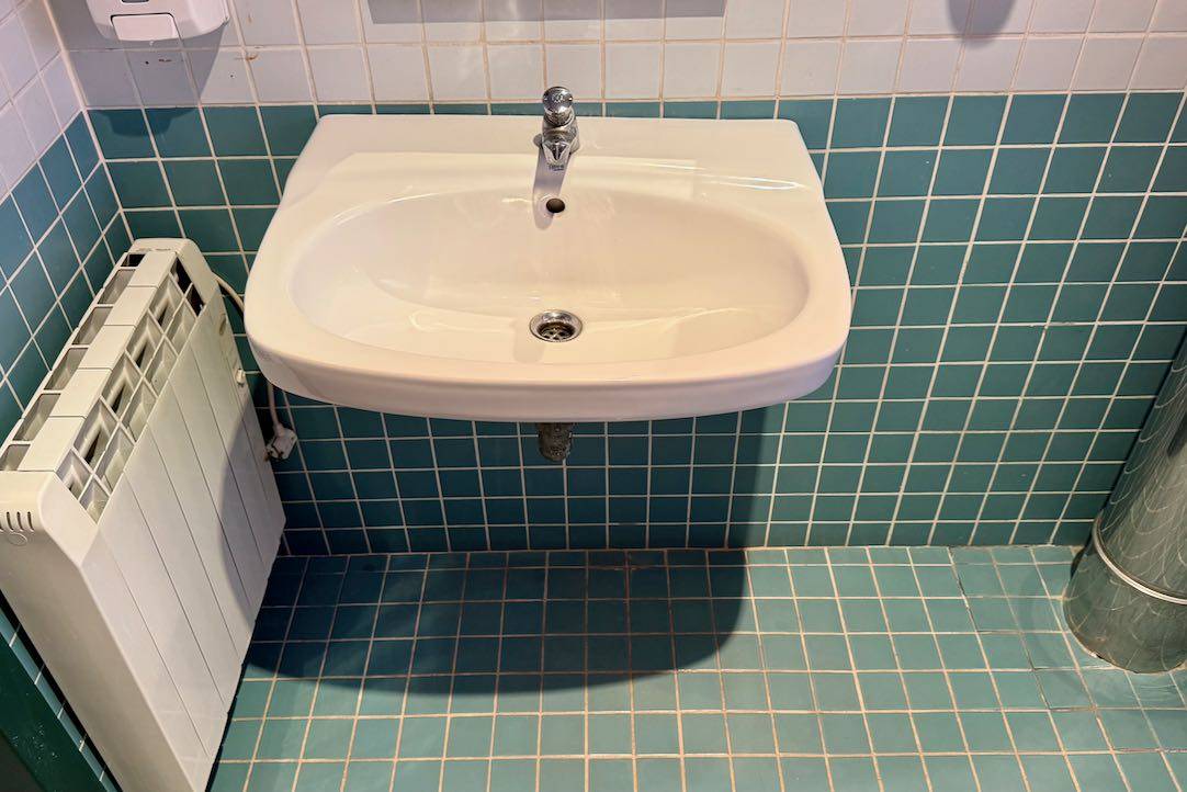 Aseo junto a Biblioteca, lavabo